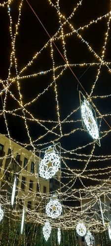 Blick auf Lichterketten des Weihnachtsmarktes bei Nacht