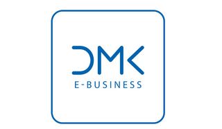 Grafik: auf weißem Hintergrund steht zentriert in blauen Großbuchstaben "DMK E-Business". Die Wortmarke ist umrandet von einer blauen Linie, die ein Quadrat mit abgerundeten Ecken bildet.