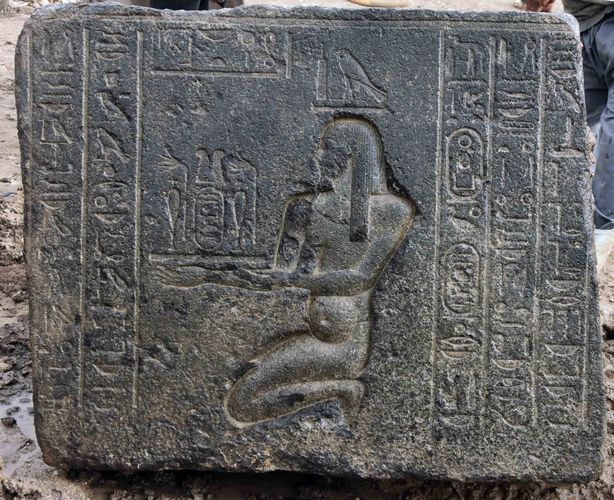 Grabungen im Tempel von Heliopolis im Frühjahr 2016: Reliefplatte Nektanebos I. (um 380 v. Chr.)
